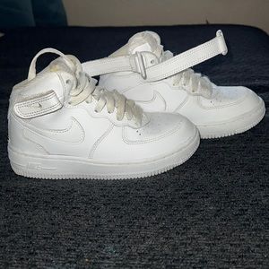 Nike Air Force 1s Mid LE